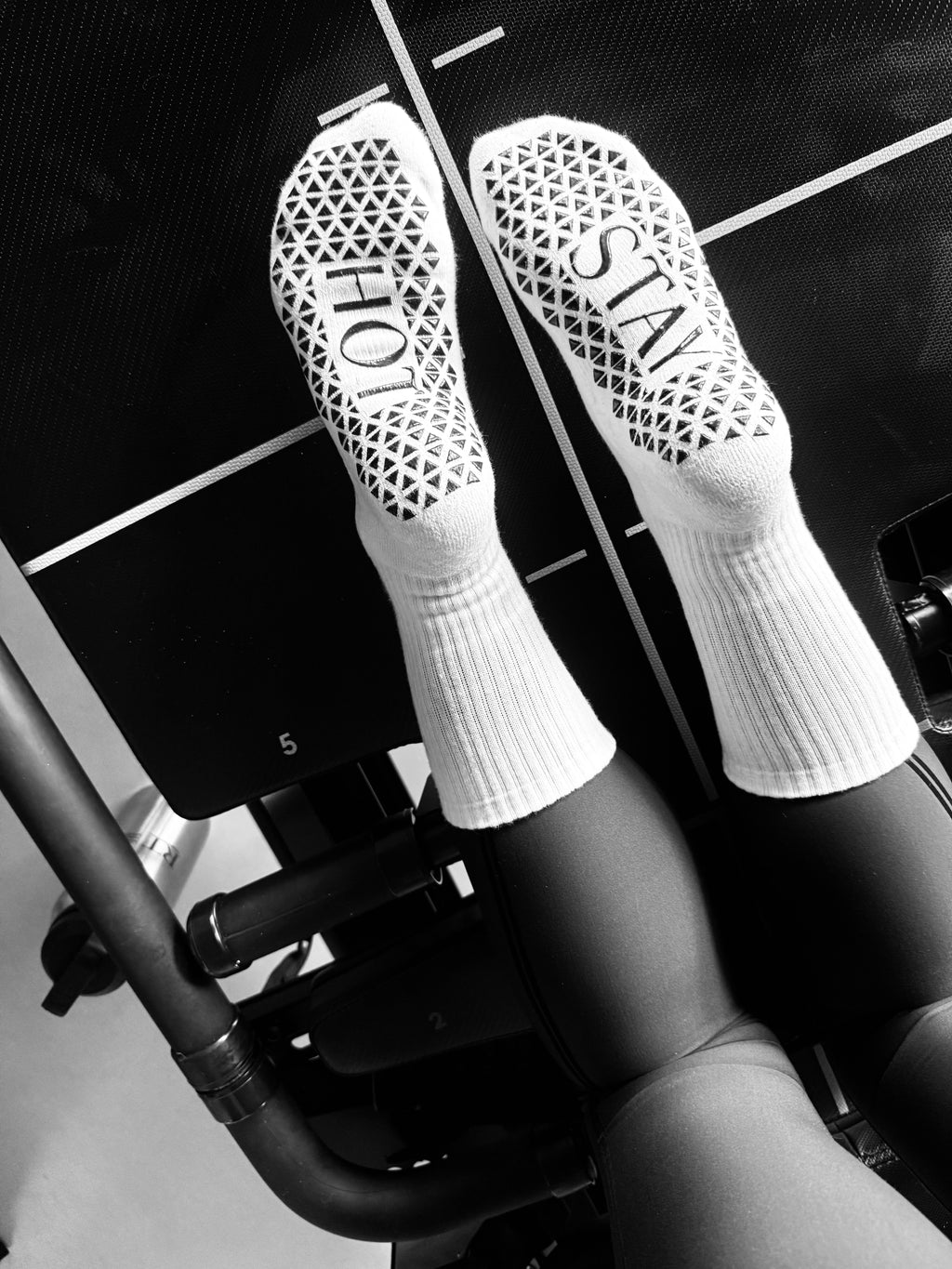 STAY HOT – Women’s Lagree Grip Socks | white